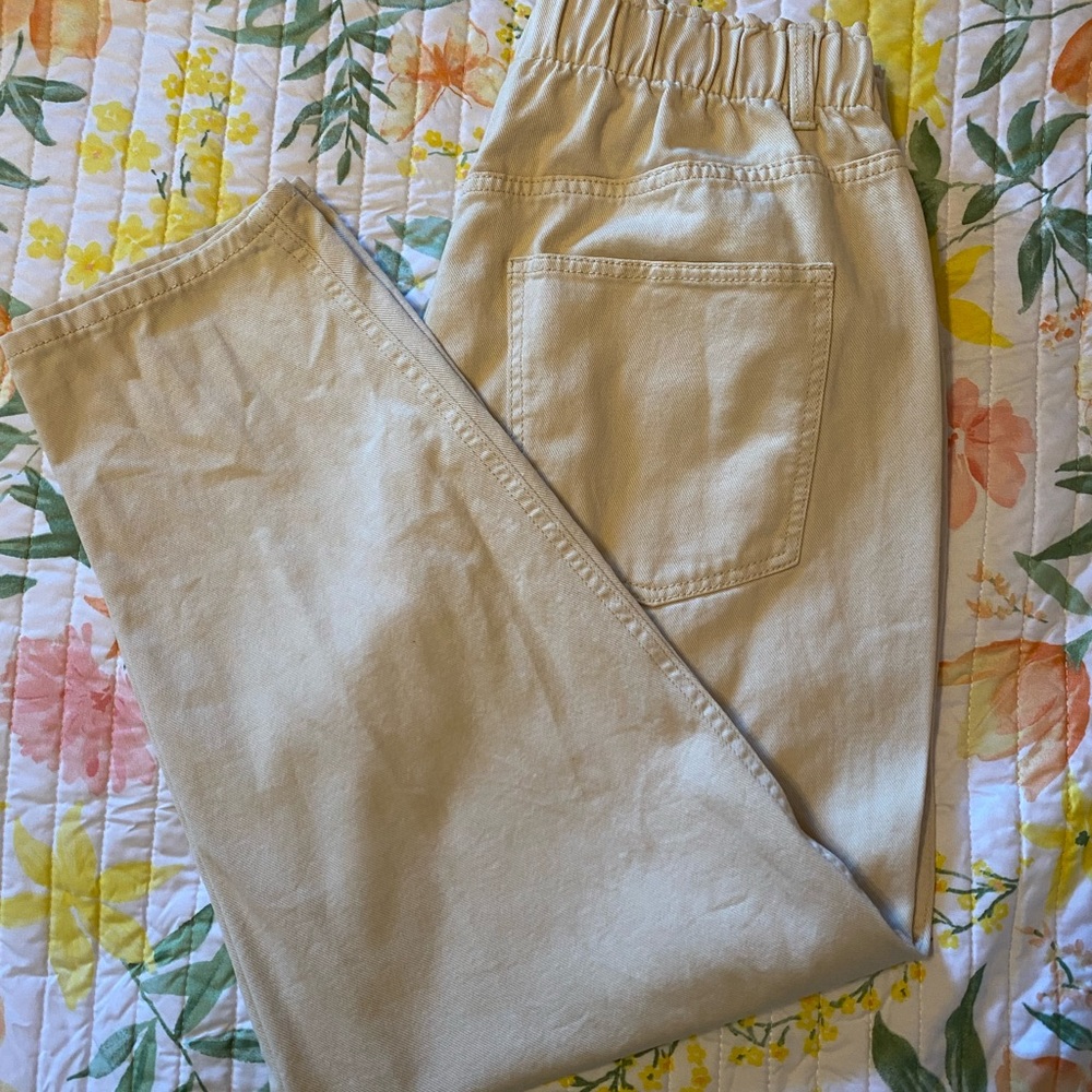 Butter/soft yellow colored ankle jeans